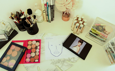 Makeup station lors d'un cours de maquillage, et utilisation d'une face chart 